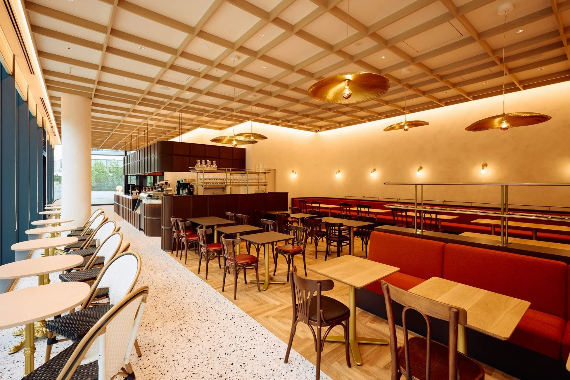 モダンで広々としたカフェ/レストランの店内