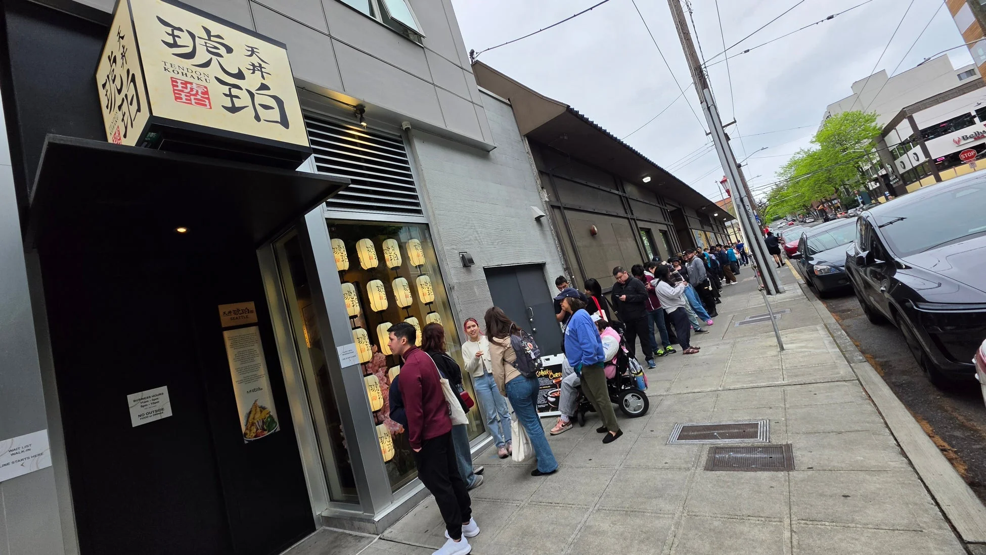 シアトル店に並ぶ人々