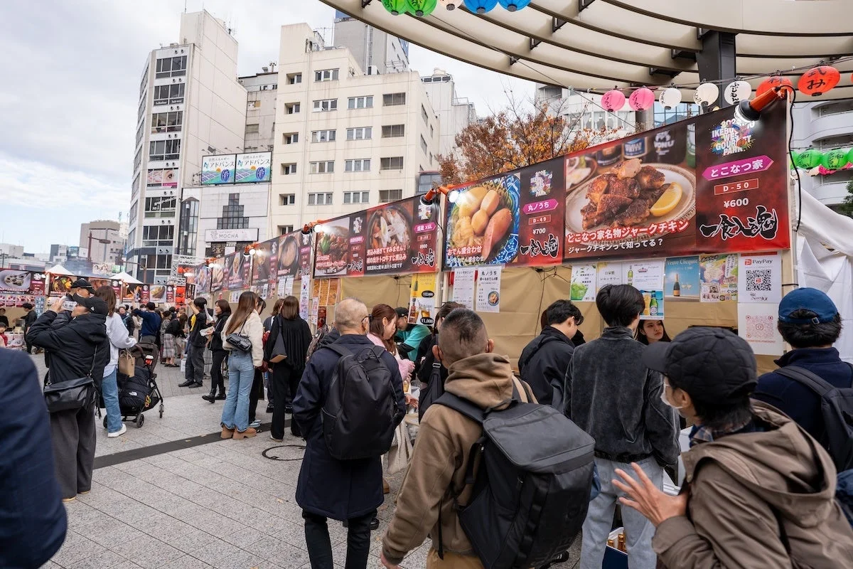 日本の都市部で開催されている屋外フードフェスティバルの様子