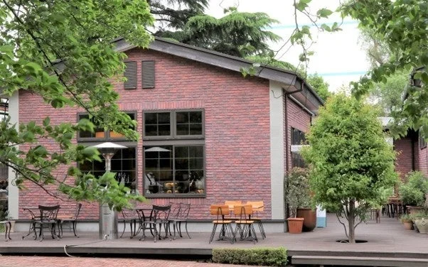 カフェのテラス席とガーデンの風景