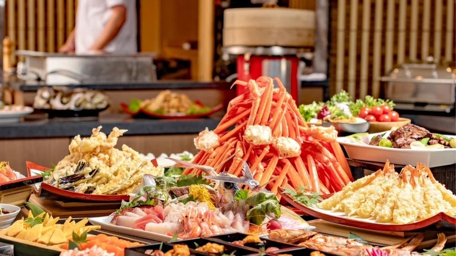 豪華なビュッフェスタイルの料理が並べられた光景