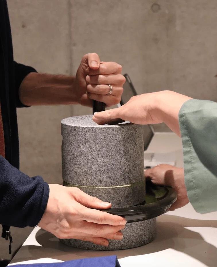 石臼で抹茶を挽く様子