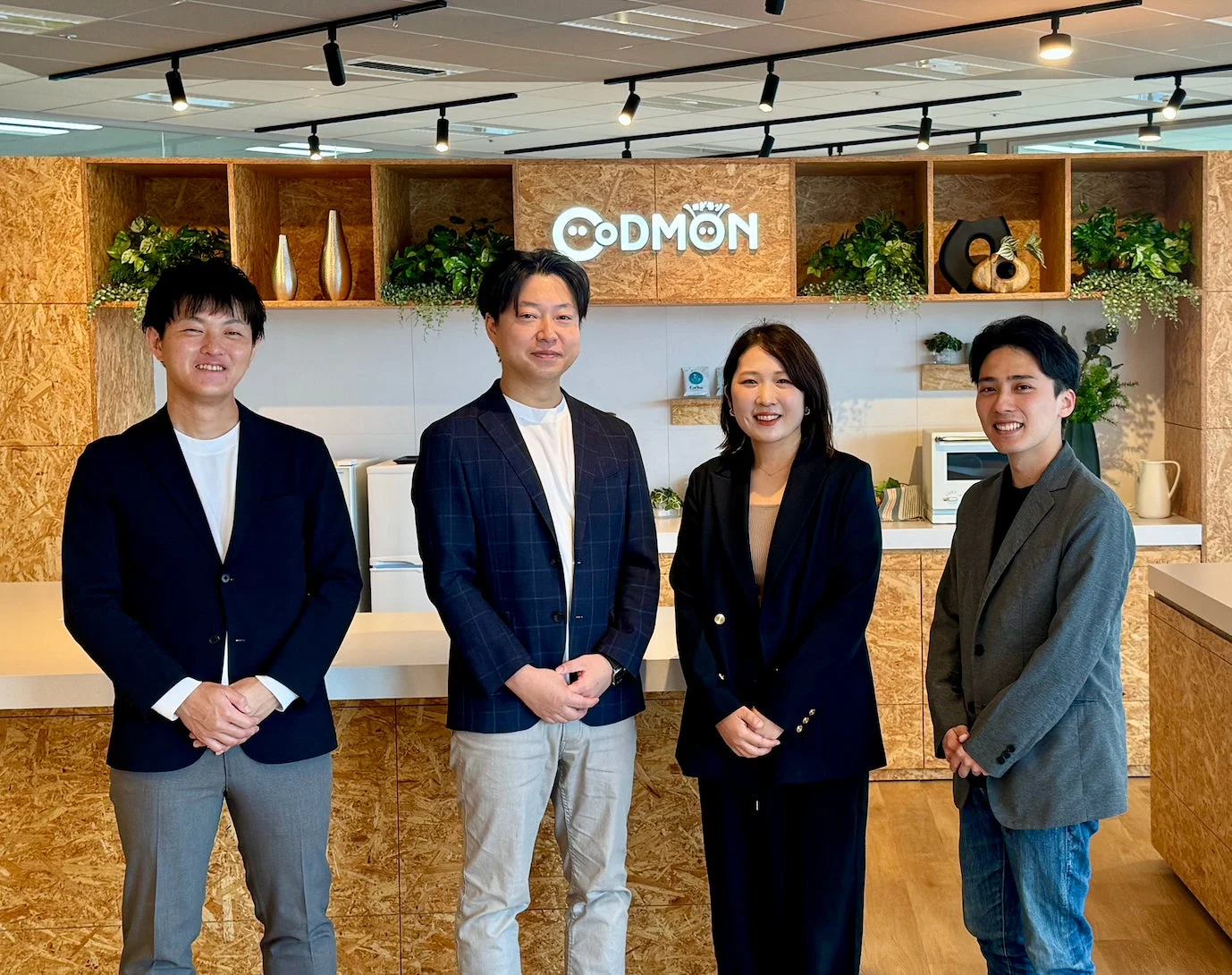 コドモン社のオフィスで笑顔を見せる社員の皆さん