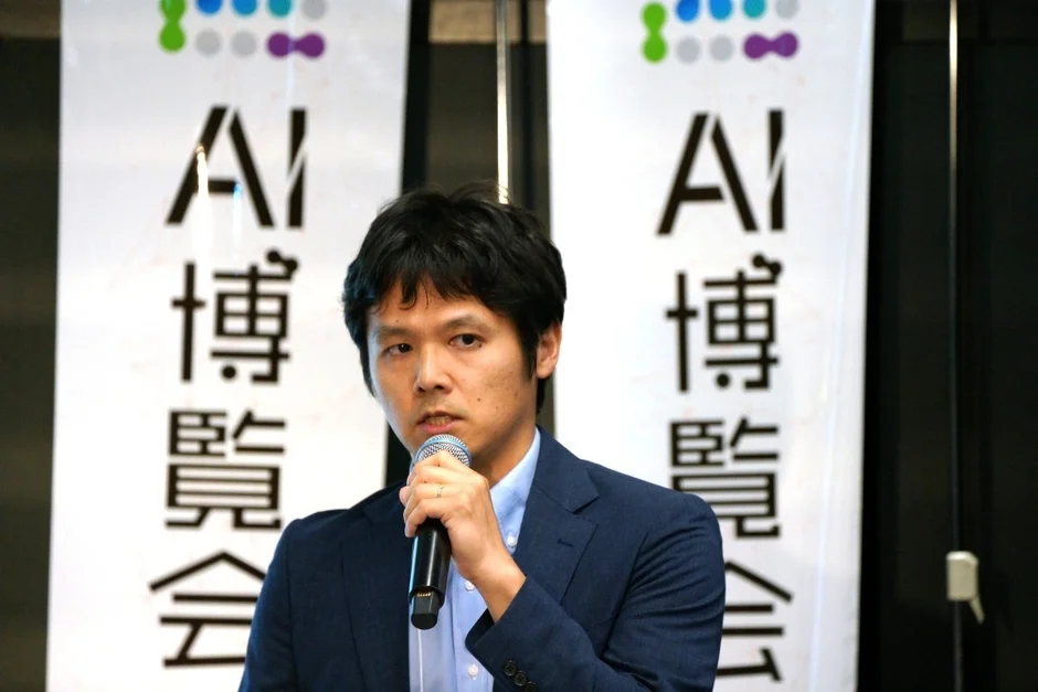 カンファレンスで講演する男性
