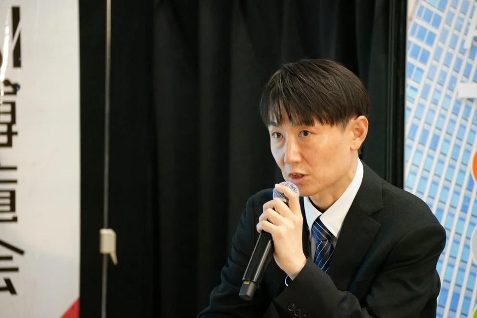 カンファレンスで講演する男性（アップ）