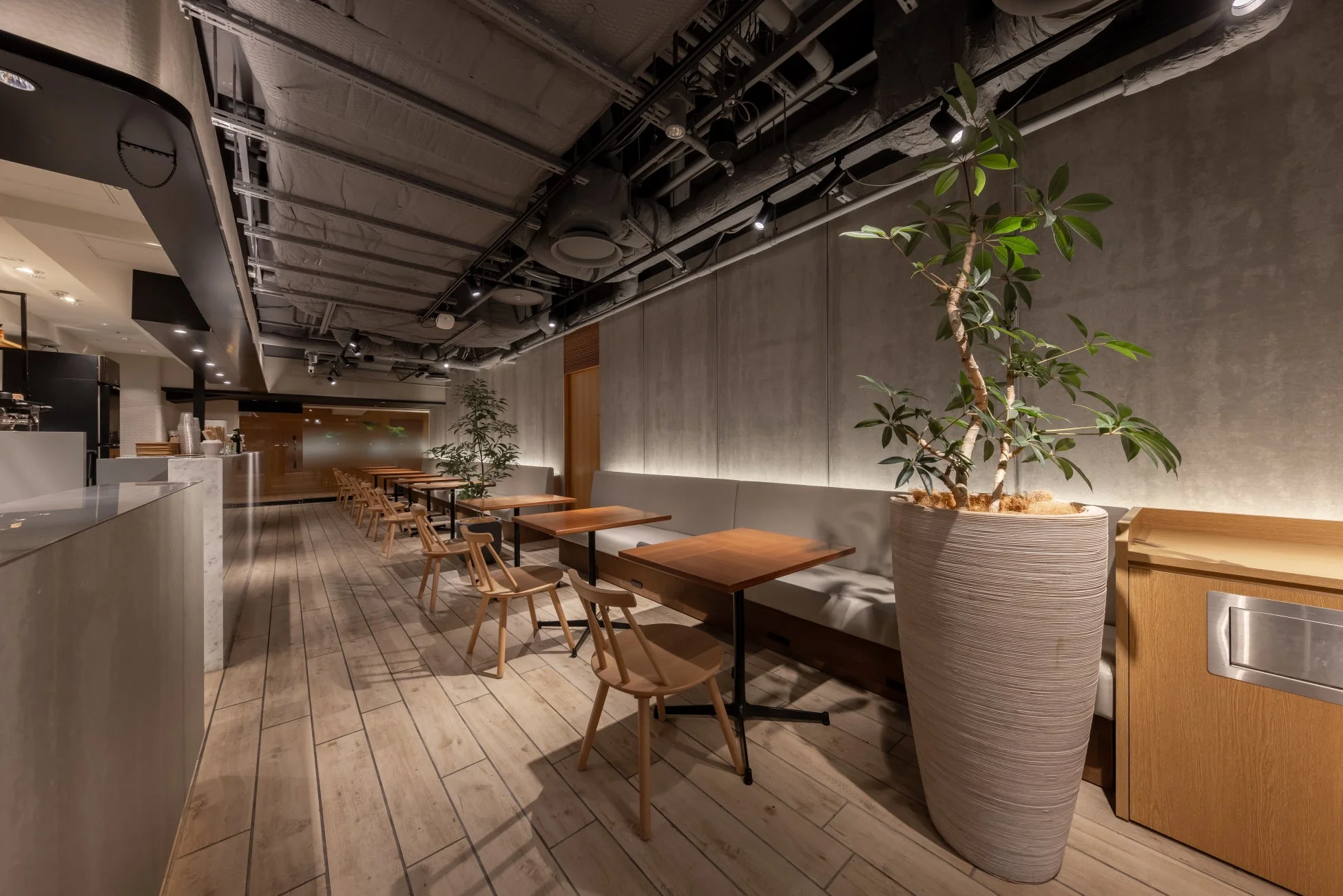 モダンで落ち着いた雰囲気のLa RINA Cafe店内