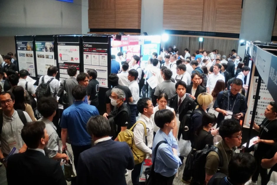 展示エリアの賑わいと交流の様子
