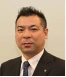 スーツを着たアジア人男性の顔写真