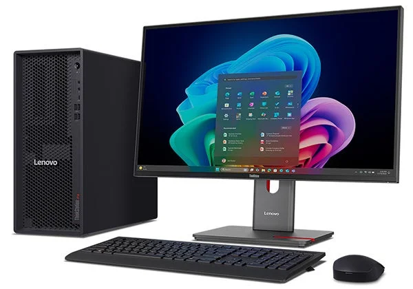 Lenovo製のデスクトップパソコン、モニター、キーボード、マウスが写っています。モニターにはWindows 11のスタートメニューが表示され、ビジネスやクリエイティブ用途に適したワークステーション環境を示しています。