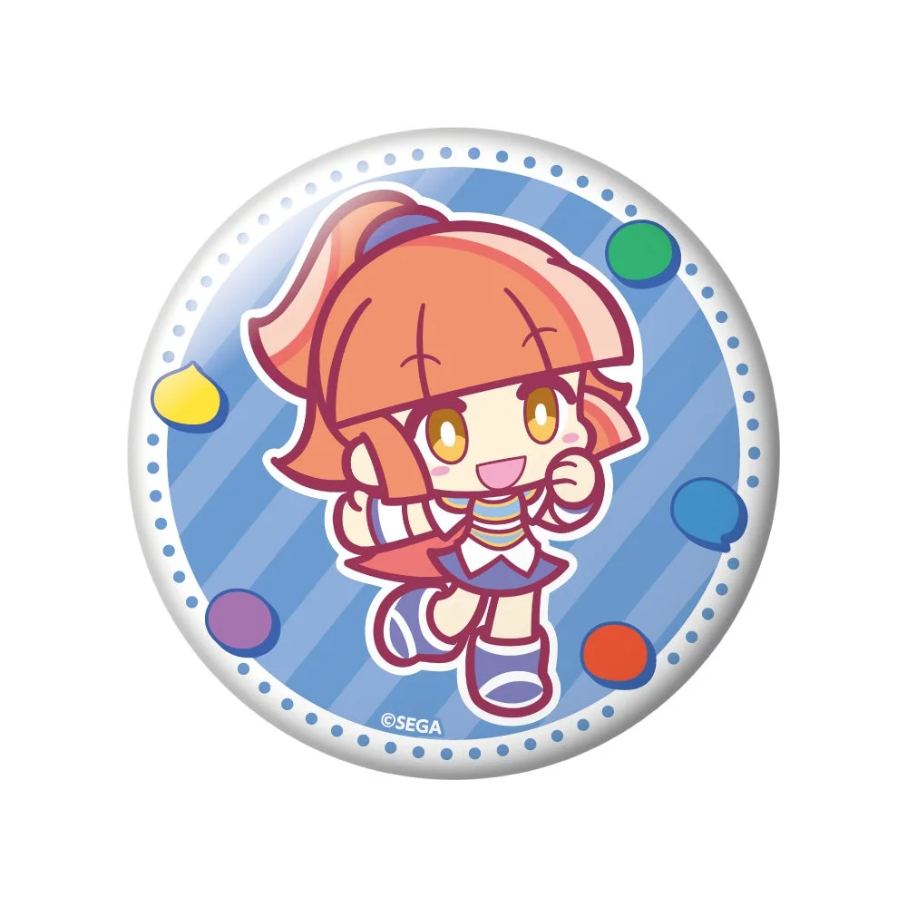 セガのゲーム『ぷよぷよ』に登場するような、オレンジ色の髪の可愛い女の子キャラクターが描かれた丸い缶バッジです。