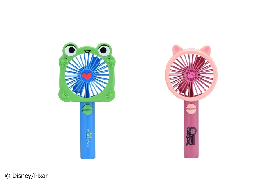 カエルとブタのキャラクターがデザインされたハンディファン