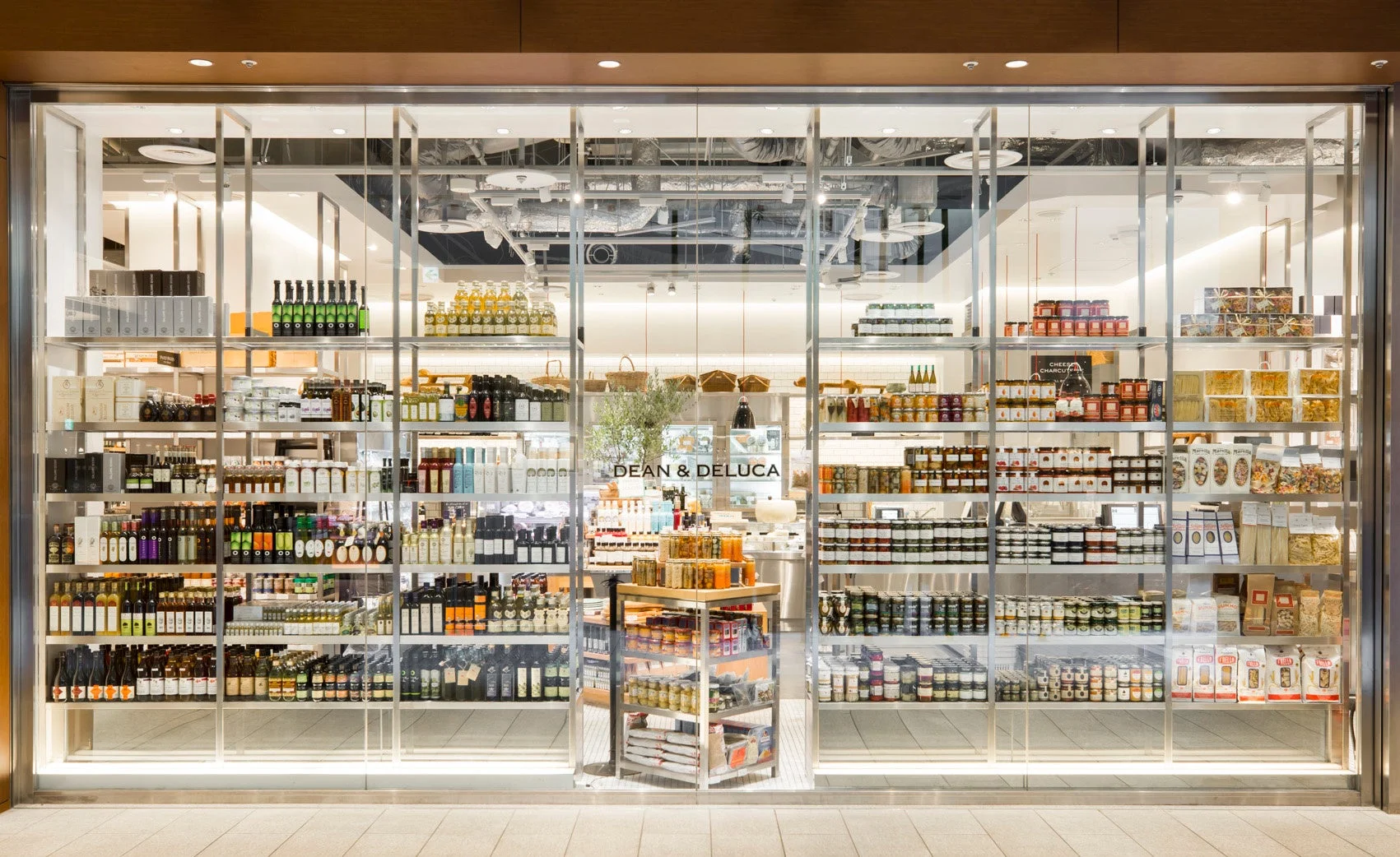 DEAN & DELUCAの店舗外観と商品陳列