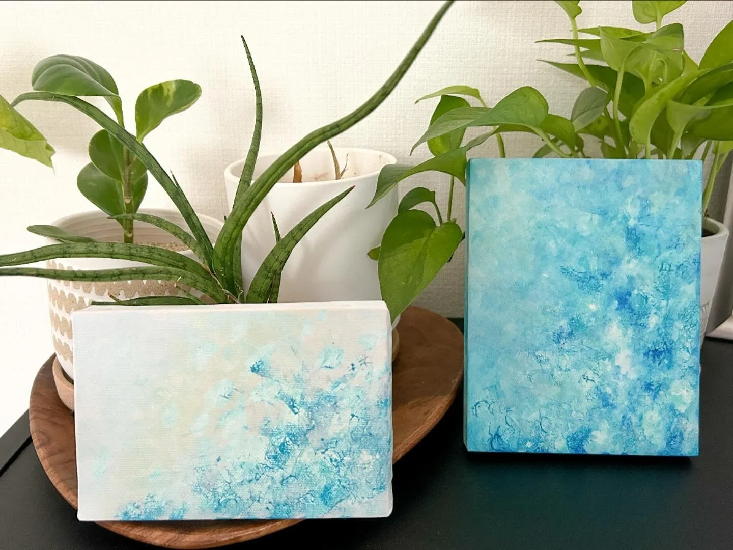 青白抽象画と植物