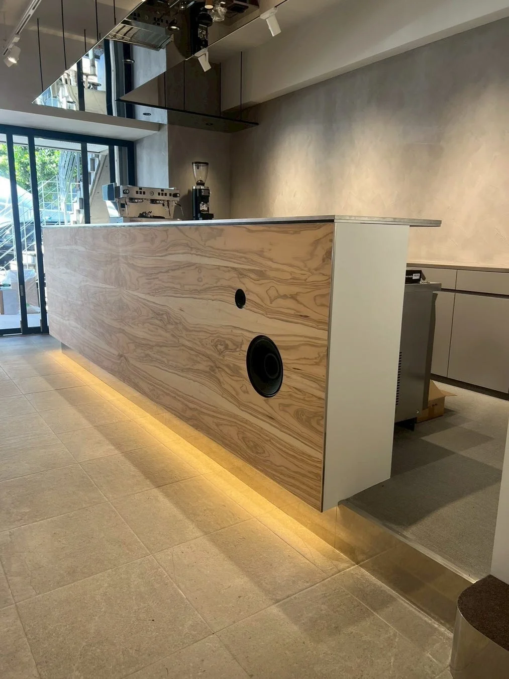 R COFFEEのカウンター