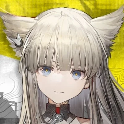 黄色と白の背景を背にした、白い髪とケモミミを持つアニメ風の少女の顔のアップ