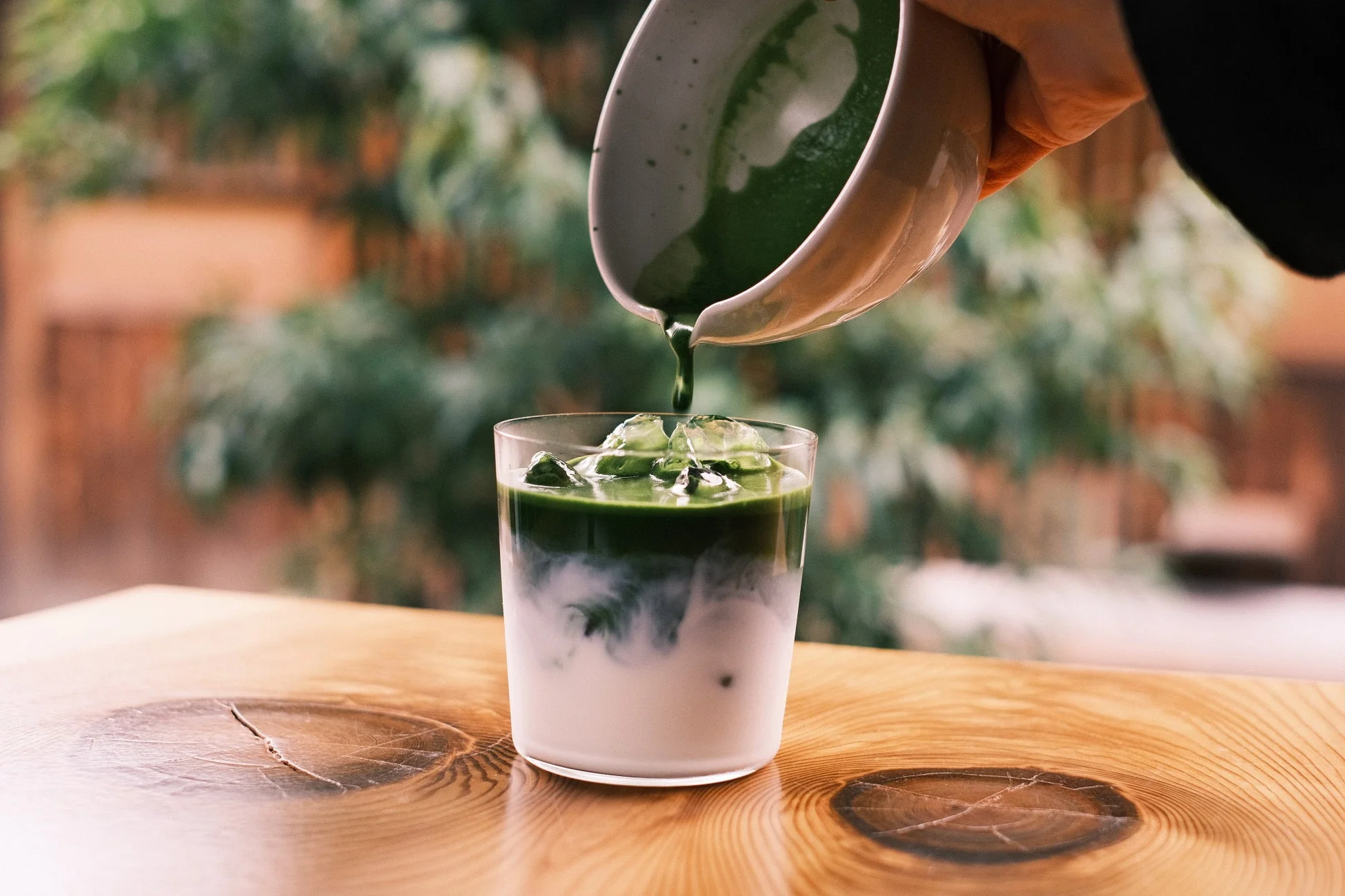抹茶ラテを注ぐ様子