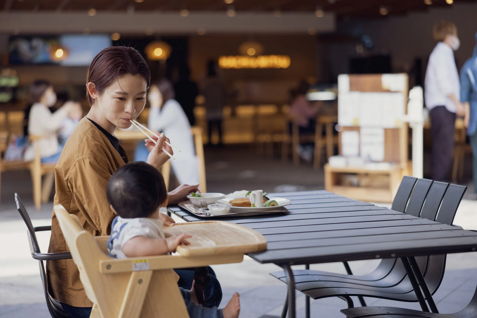 親子で食事を楽しむ様子