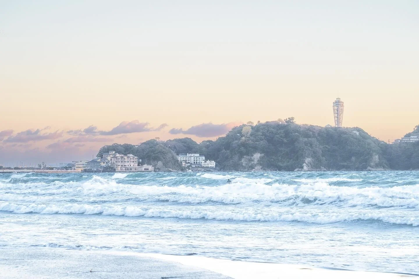 江の島と夕焼けの海