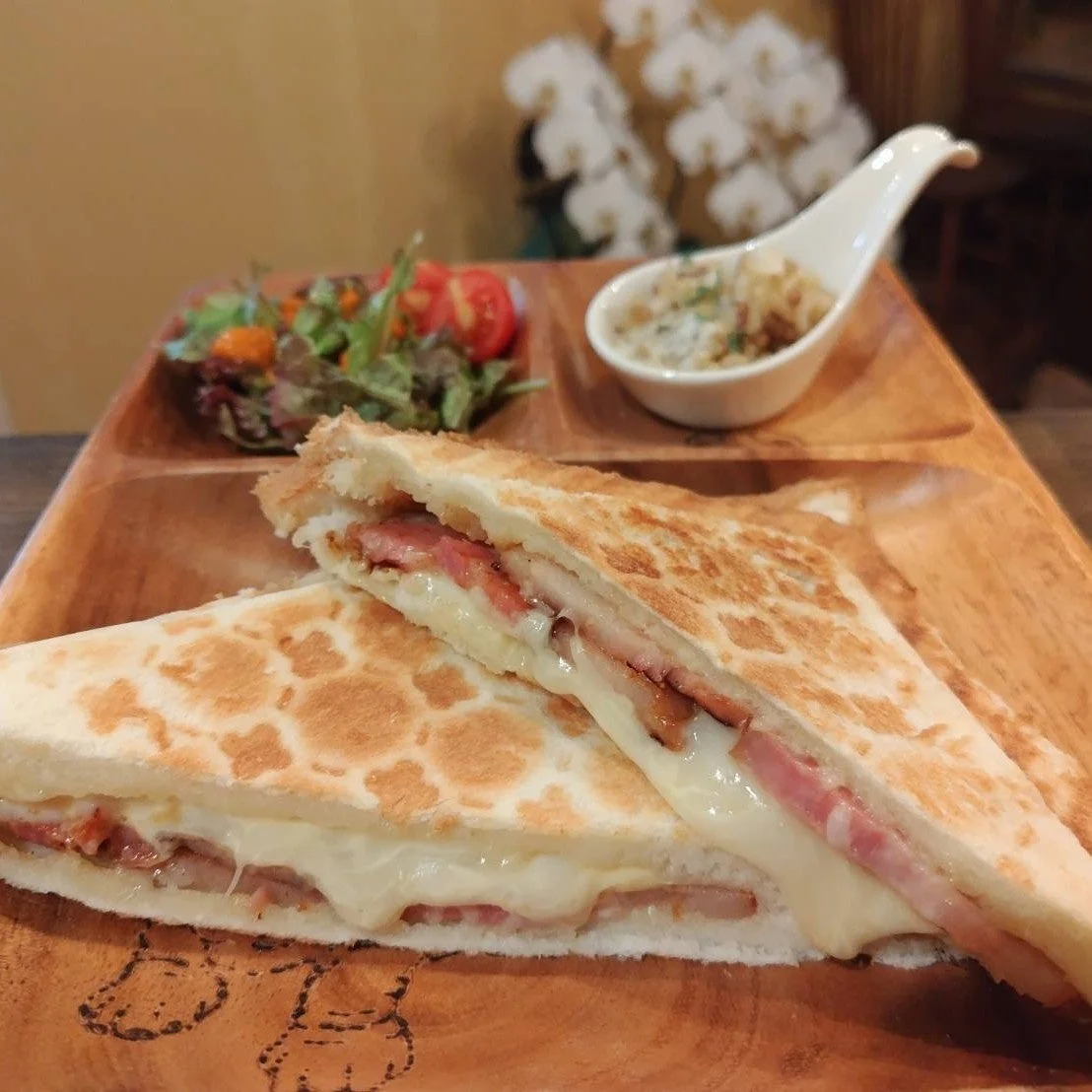 とろーりチーズとベーコンのホットサンド