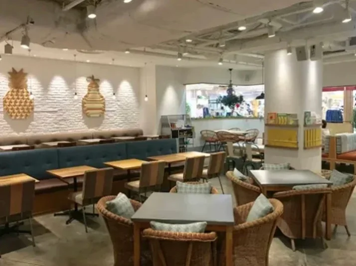 明るい照明が印象的なモダンなカフェまたはレストランの店内