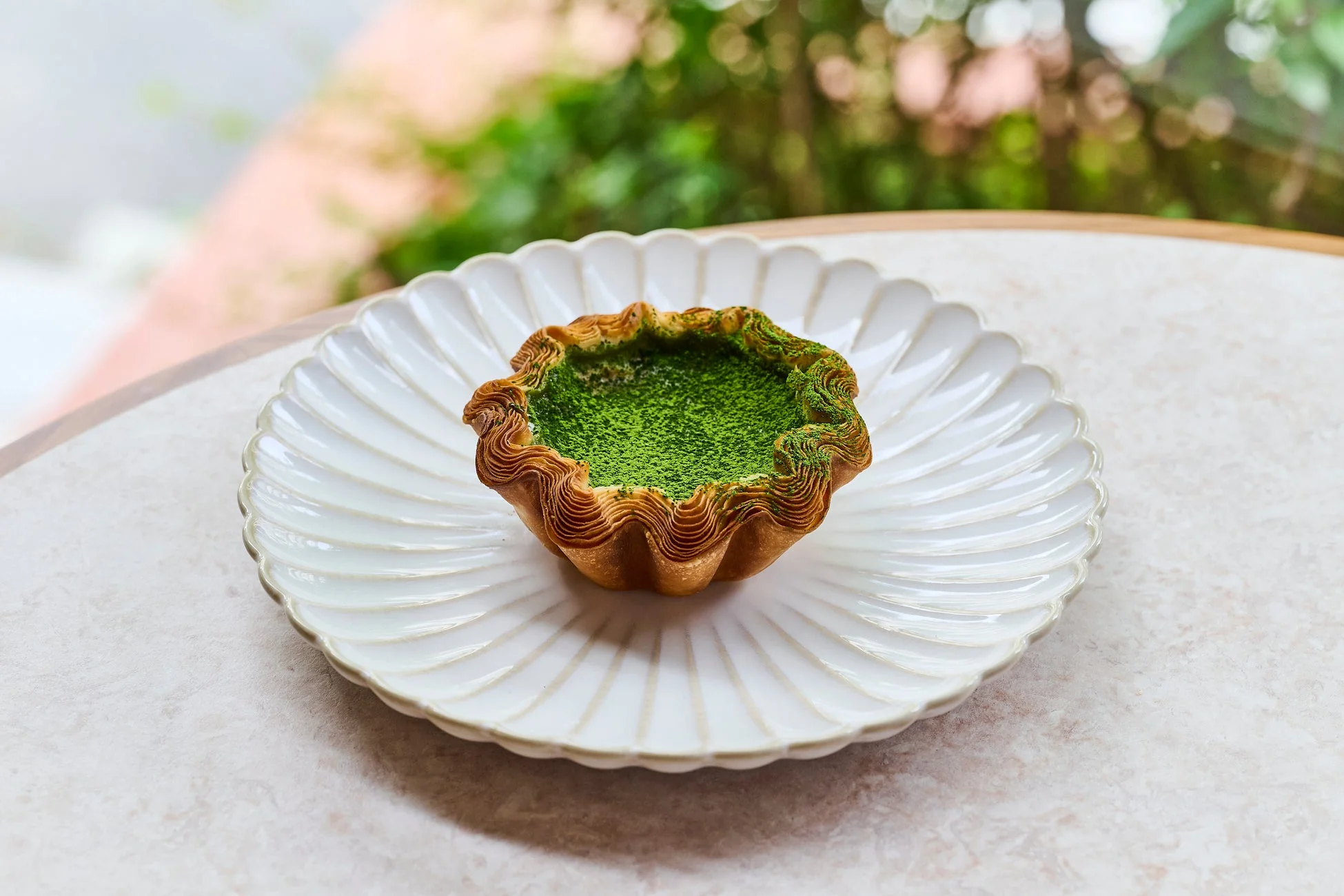 鮮やかな緑色の抹茶フィリングがたっぷり入った抹茶タルト