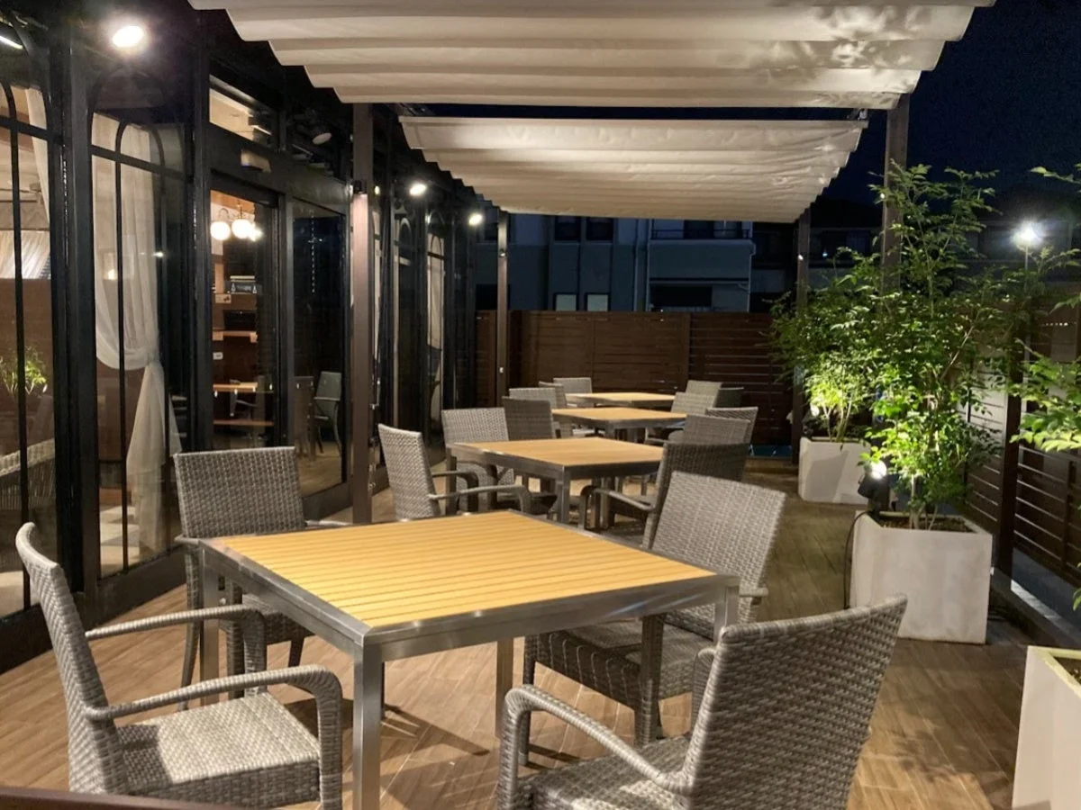 夜の屋外テラス席