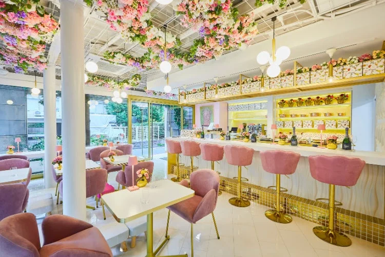 天井に色とりどりの花が飾られた、豪華で華やかなカフェまたはバーの店内