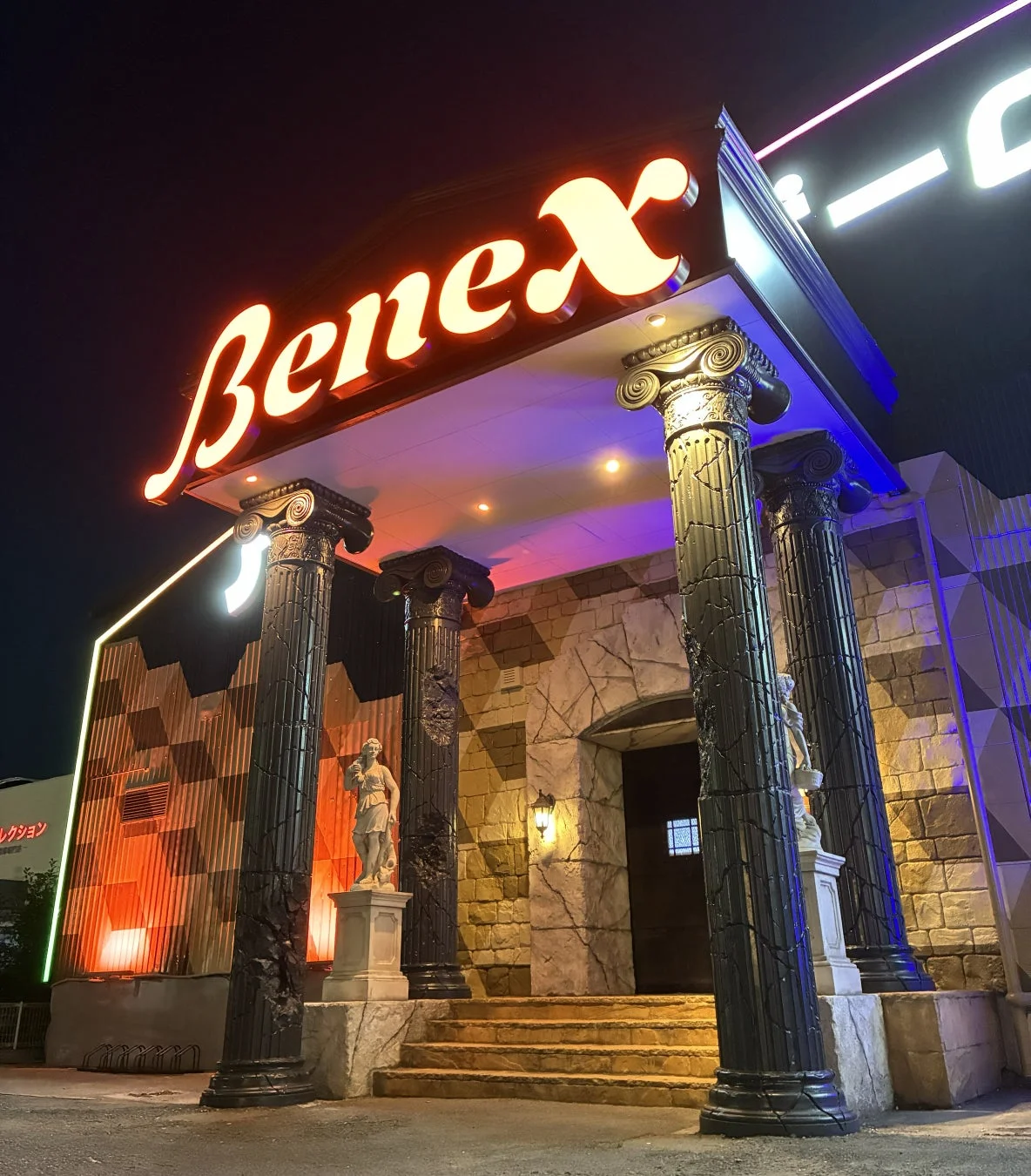 BeneX ネオンサイン、ギリシャ風建築