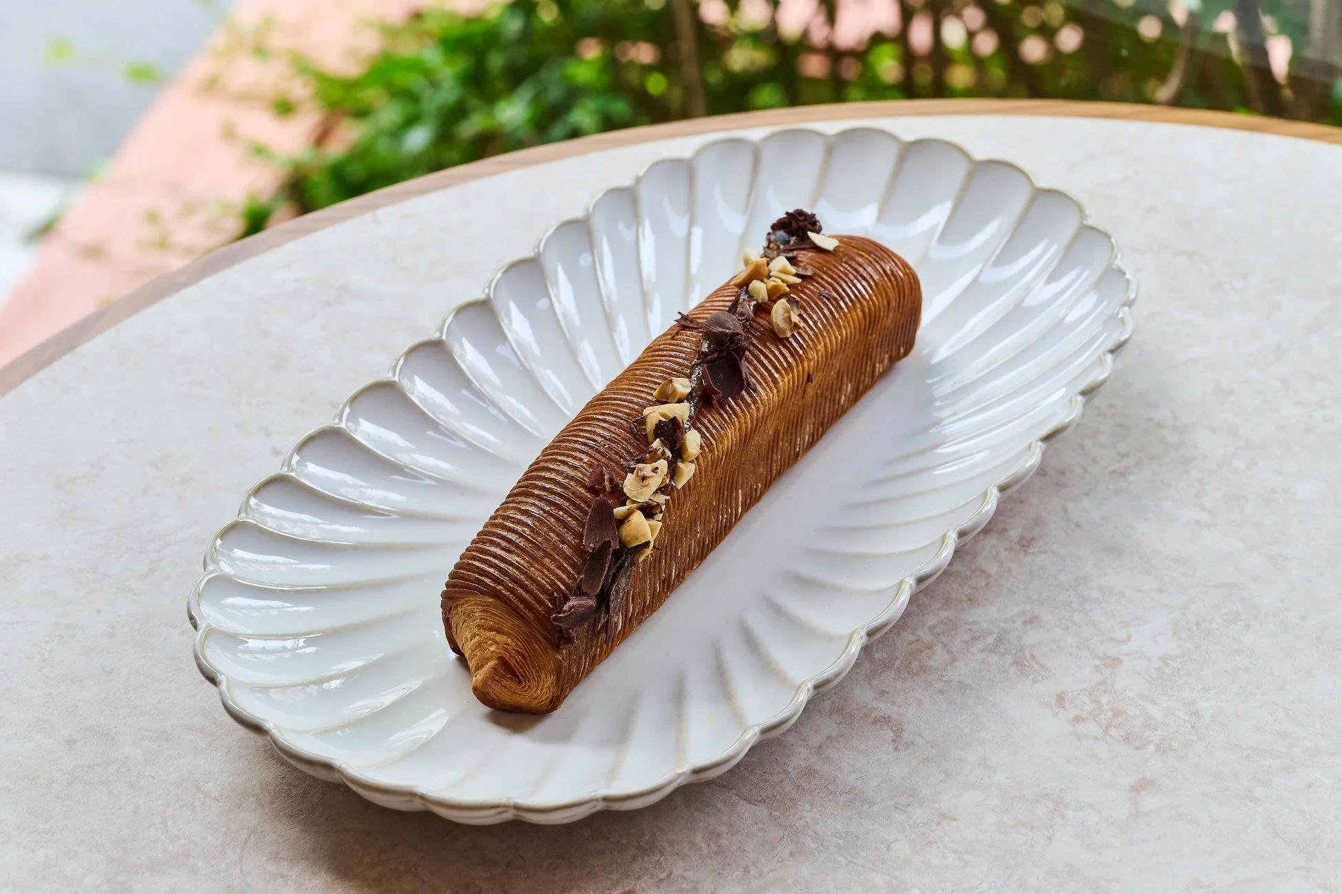 細長いチョコレートとナッツがトッピングされたペイストリー