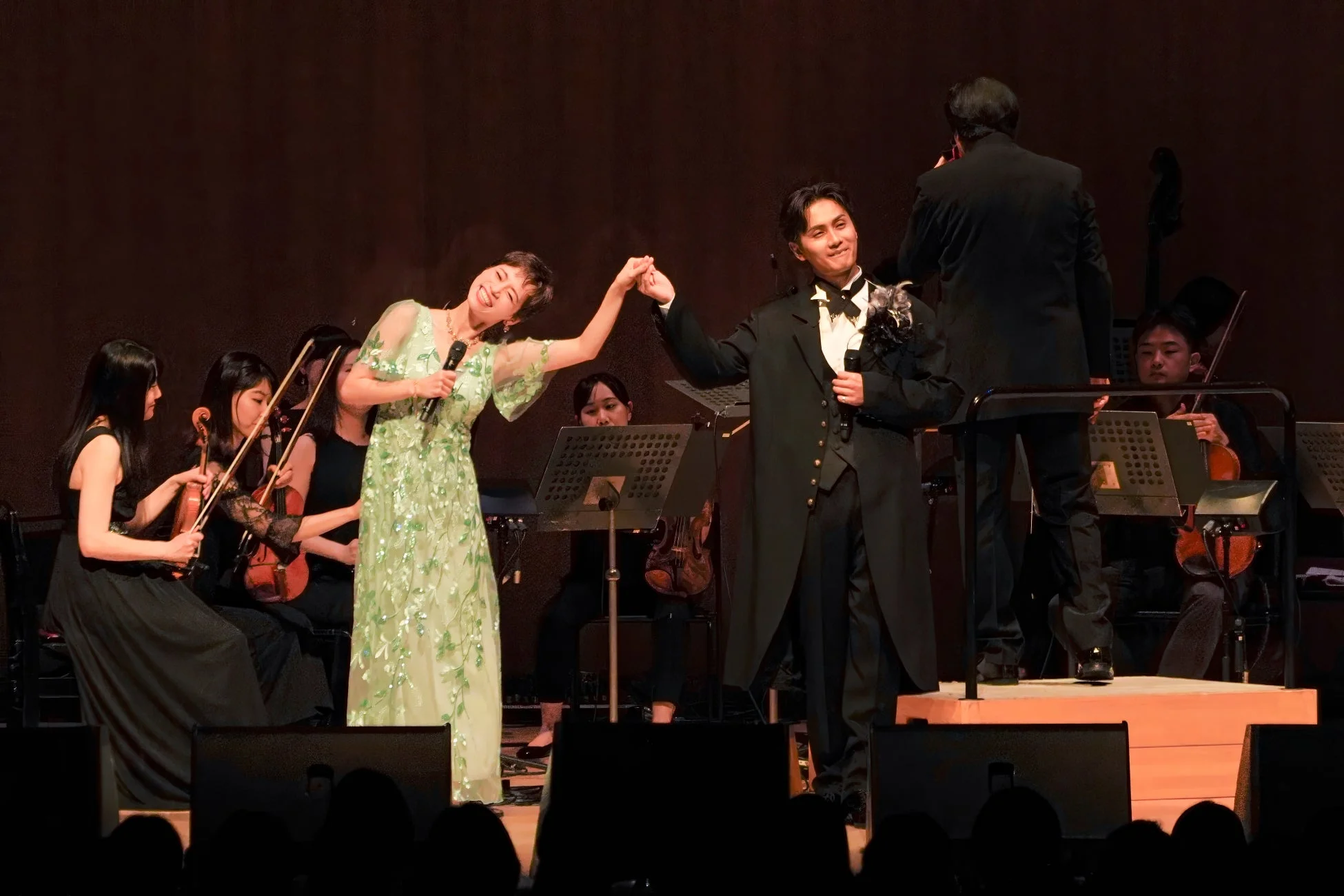 ステージで挨拶する加藤和樹さんと真彩希帆さん