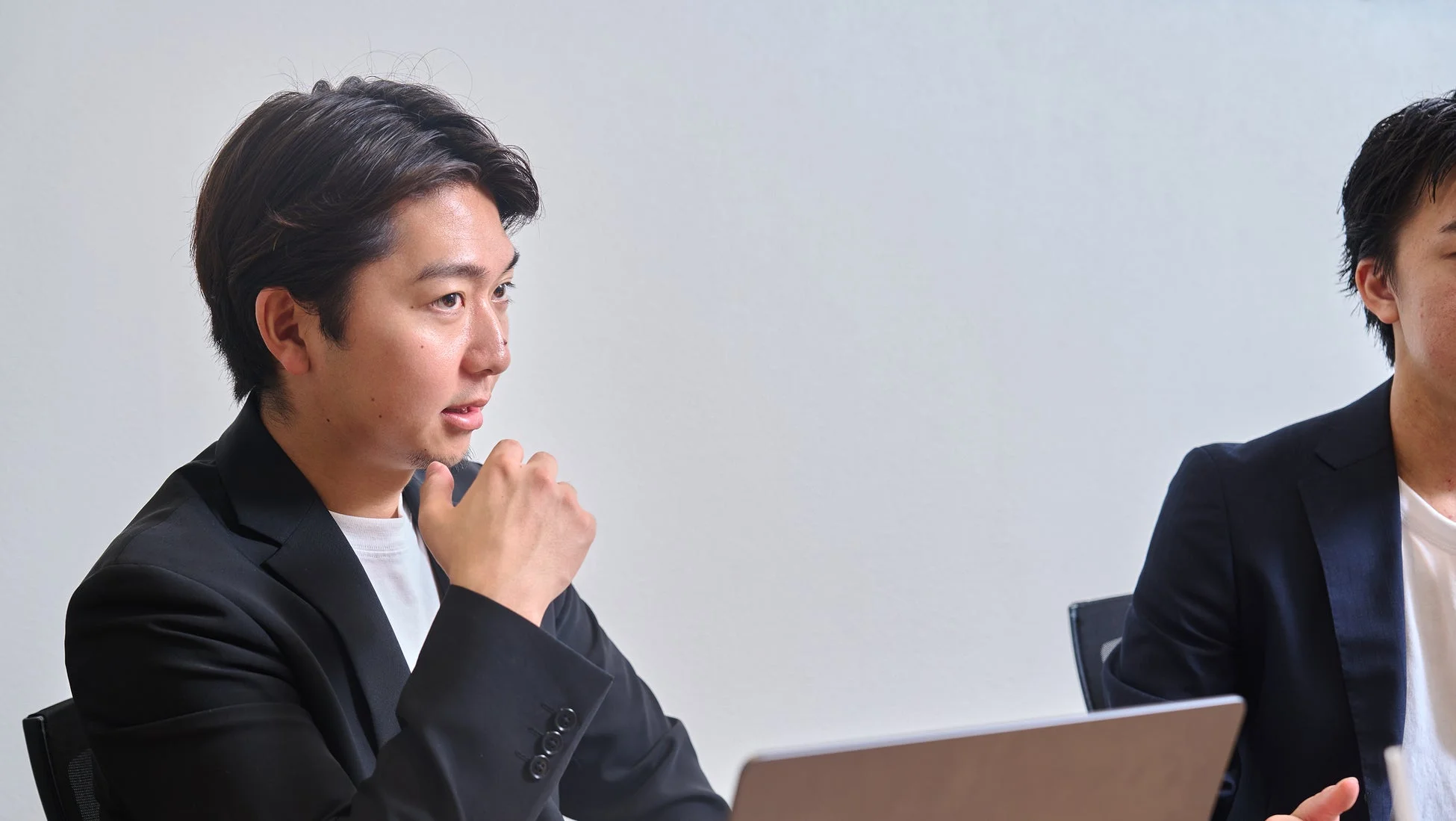 男性が話を聞いている様子
