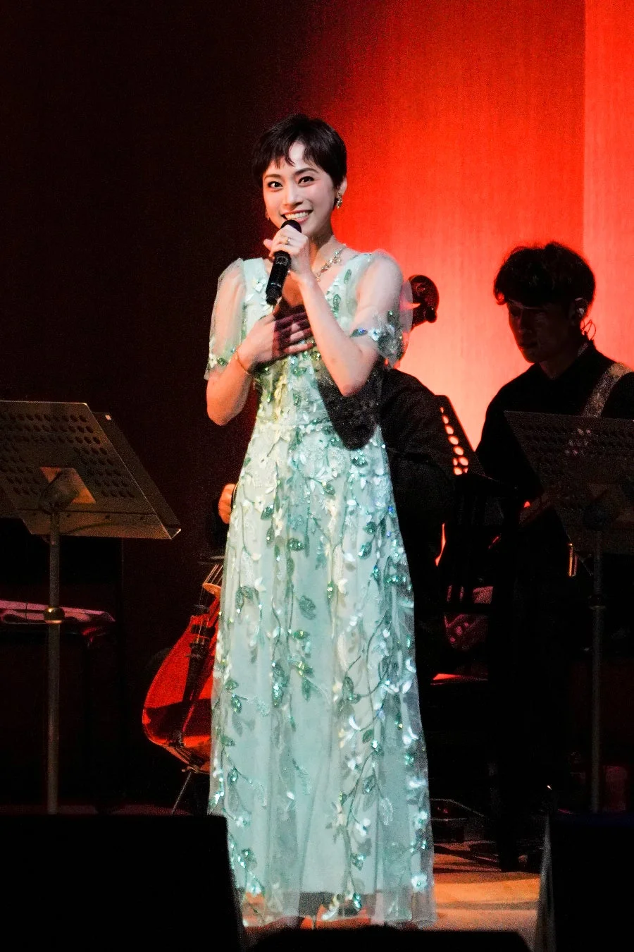 ミントグリーンのドレスで歌唱する真彩希帆さん