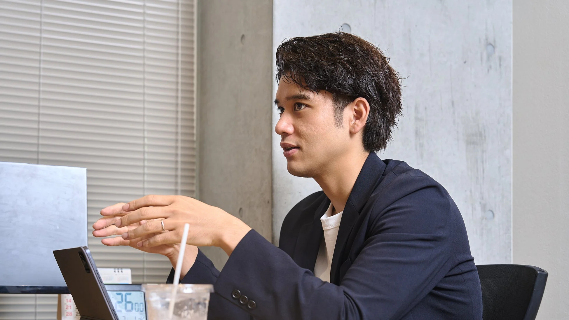 男性が話している様子