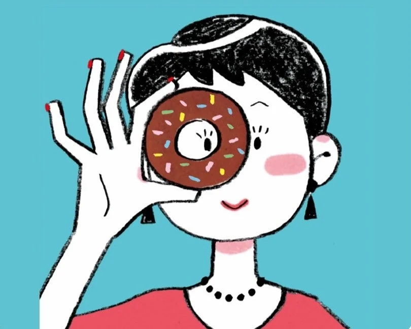 笑顔の女性が、片目にカラフルなスプリンクル付きのチョコレートドーナツを当てて、茶目っ気たっぷりに覗き込んでいるイラストです。明るく楽しい雰囲気が伝わります。