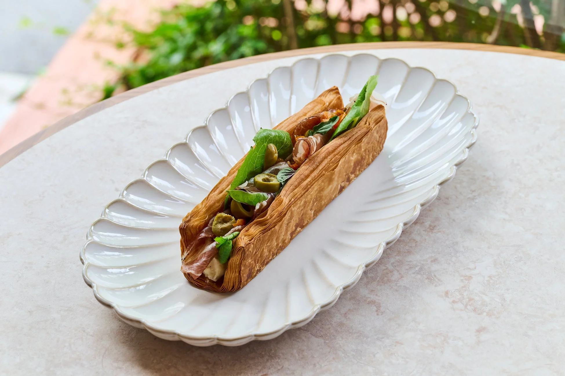 生ハム、オリーブ、葉物野菜が挟まれたサクサクのパイサンドイッチ