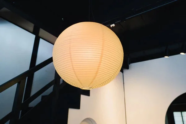 和風の照明が特徴的なAsayu Store Cafeの店内