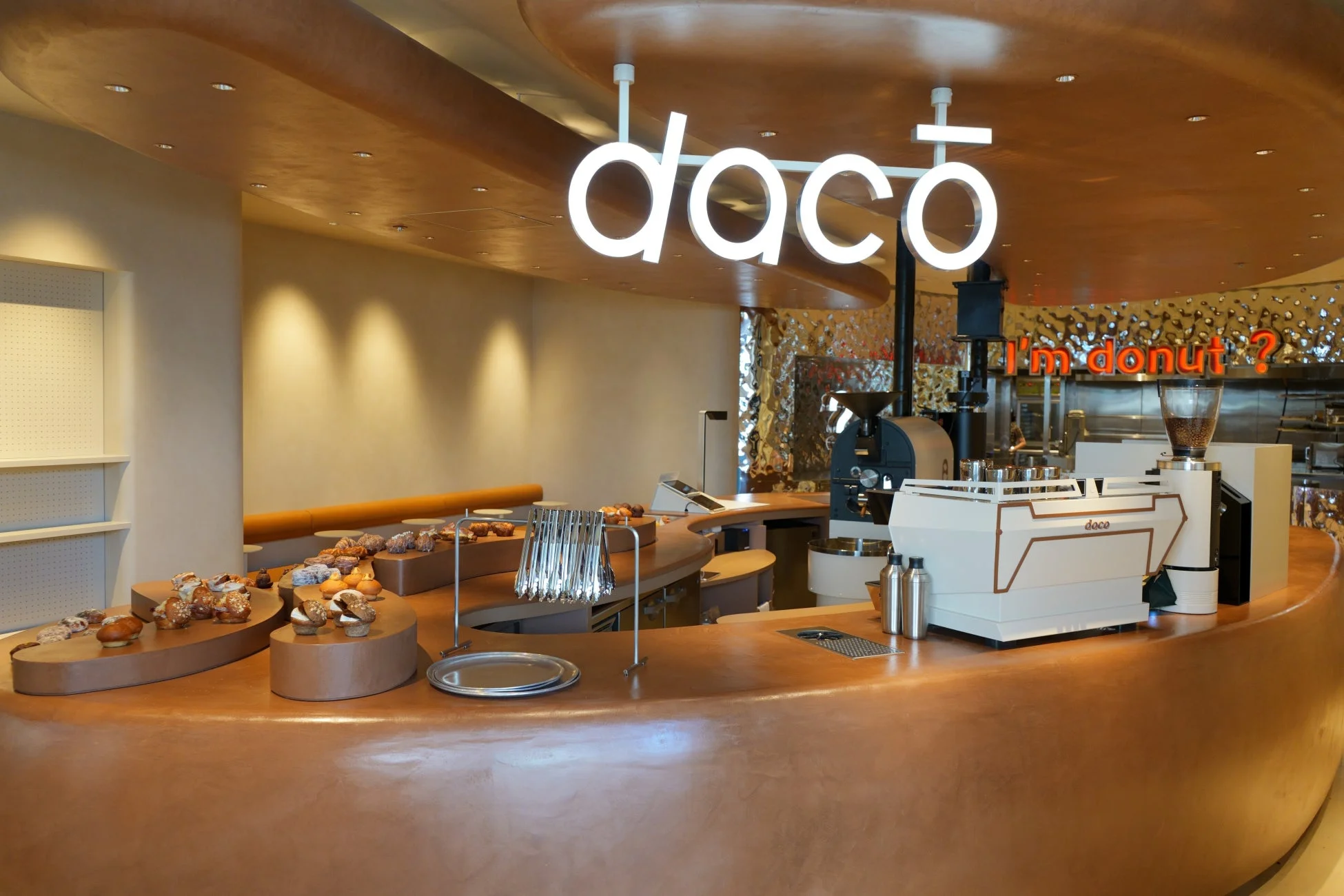 dacōとI'm donut?の店内、ネオンサイン