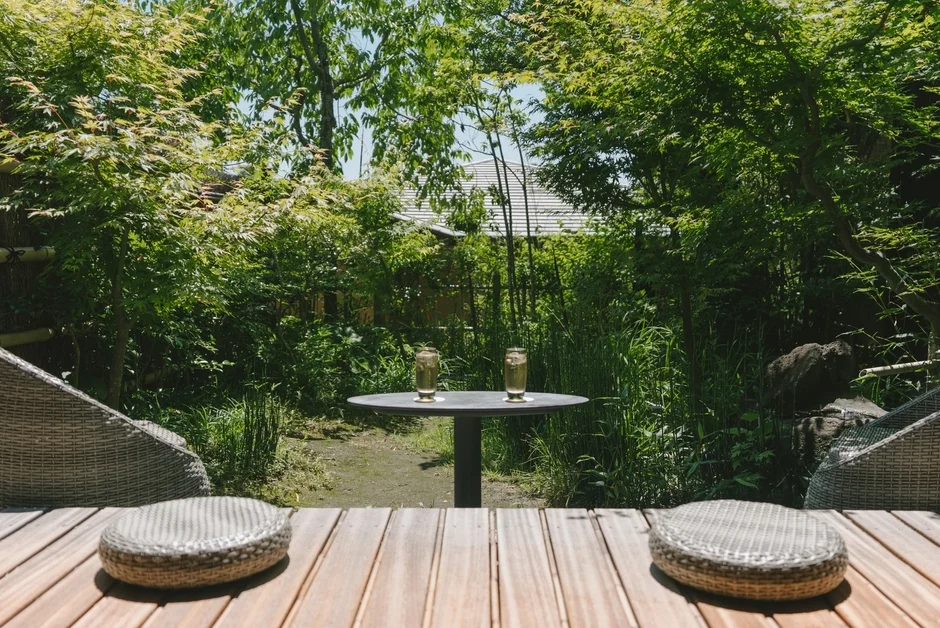 庭園とウッドデッキ