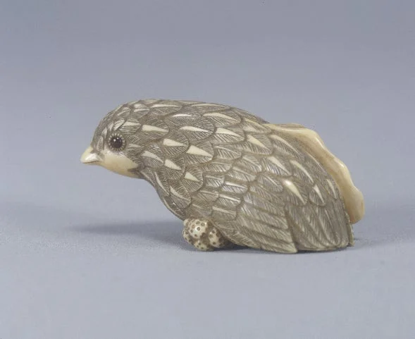 精巧に彫られた鳥の置物(根付)