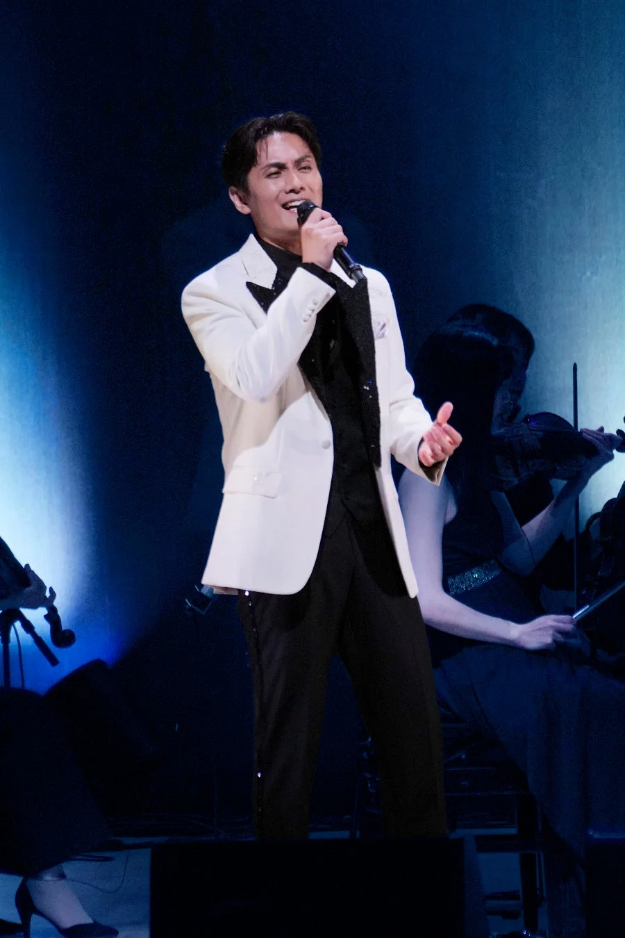 白いジャケットで歌唱する加藤和樹さん