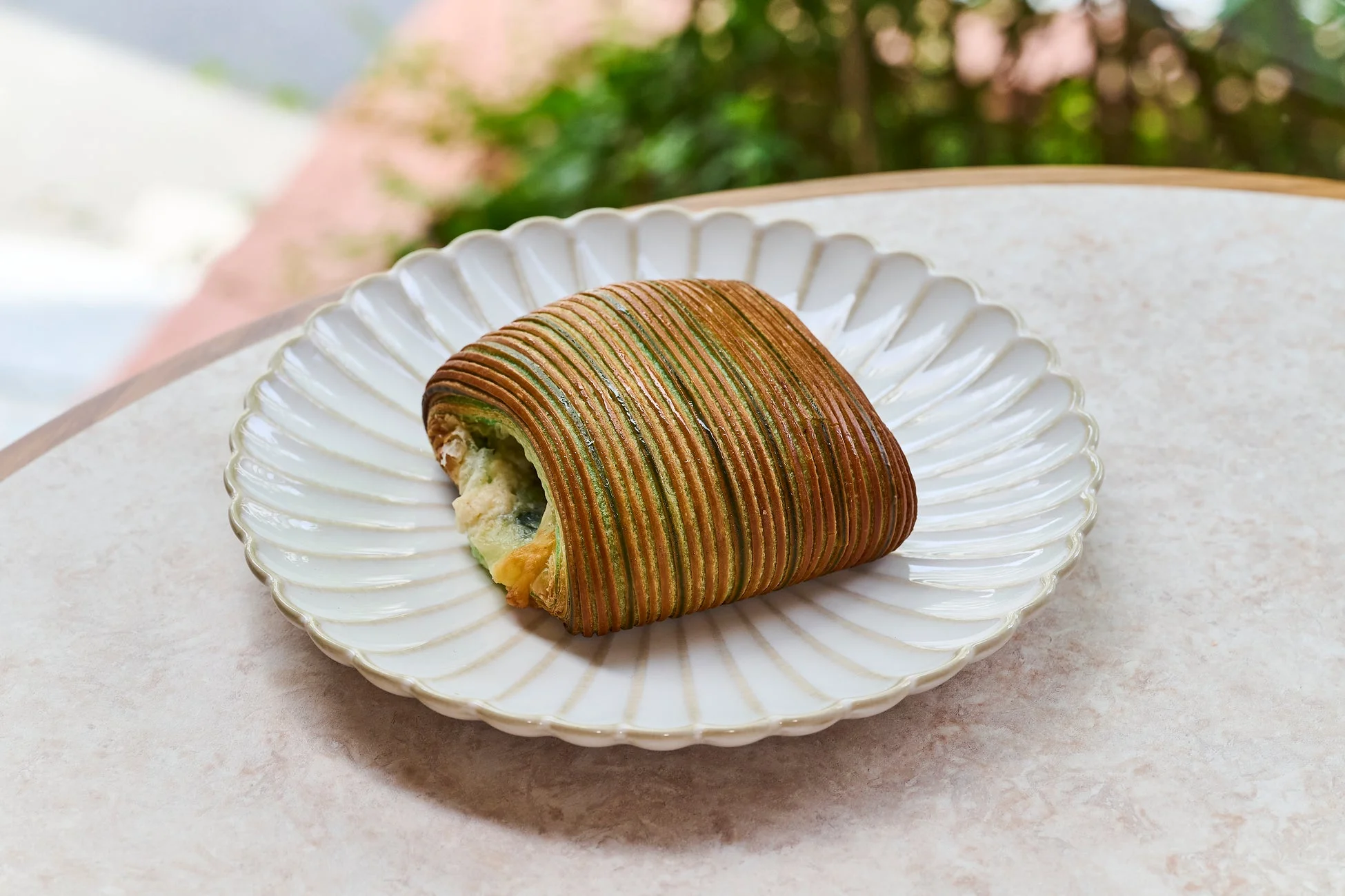 抹茶風味と思われる緑と茶色のストライプ模様が特徴的なデニッシュパン