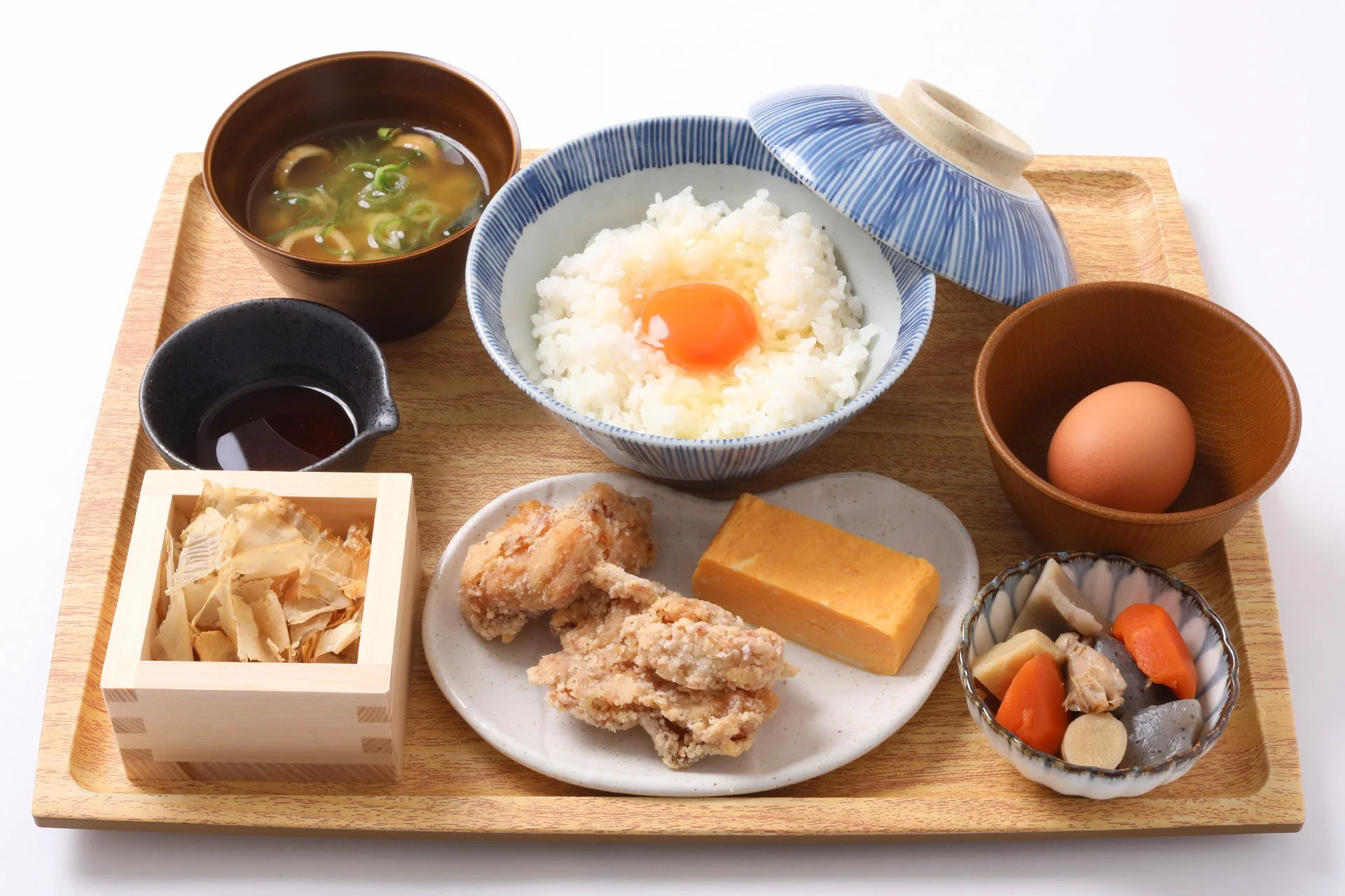 木のトレーに盛り付けられた和食の定食です