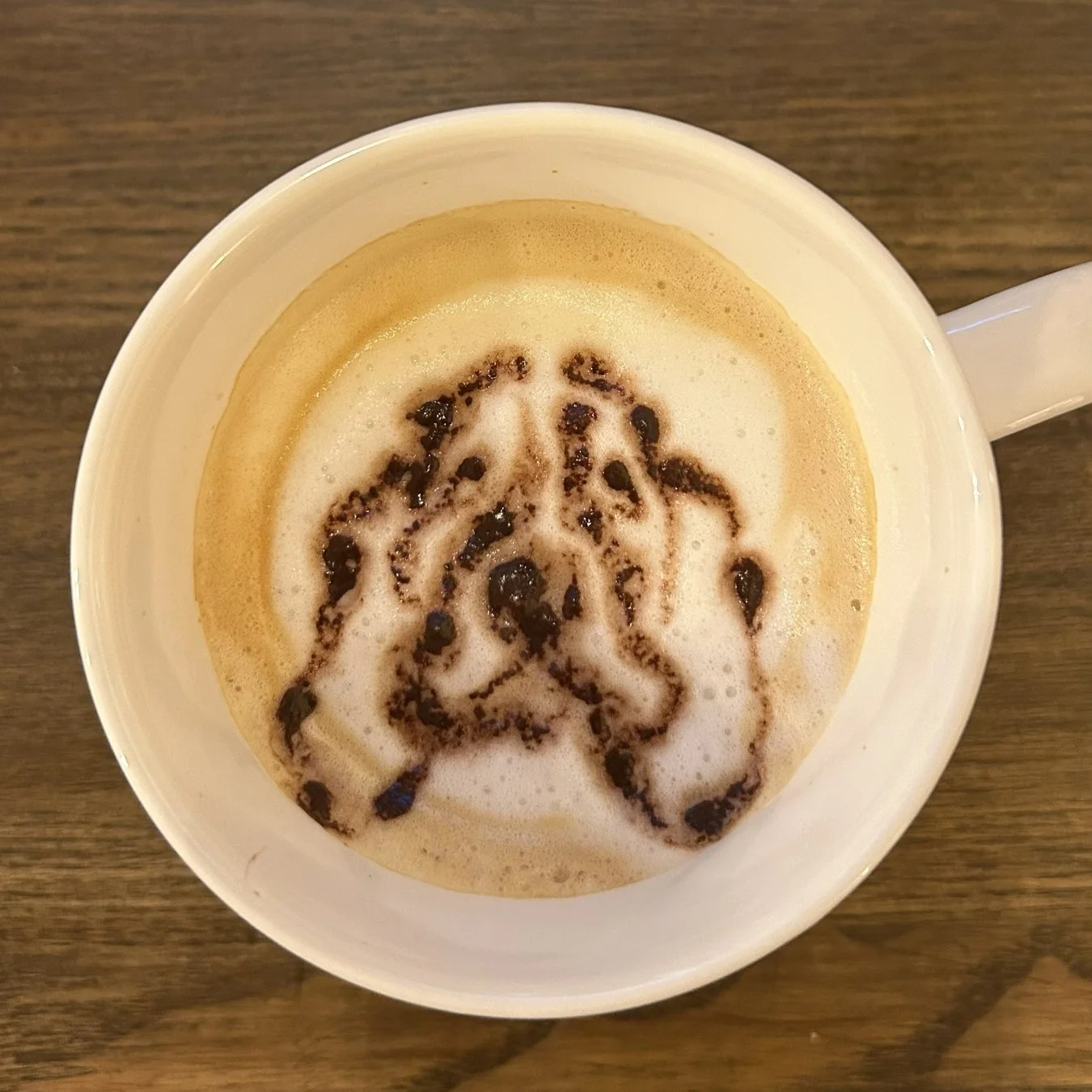 美しいラテアートが施されたカフェラテ
