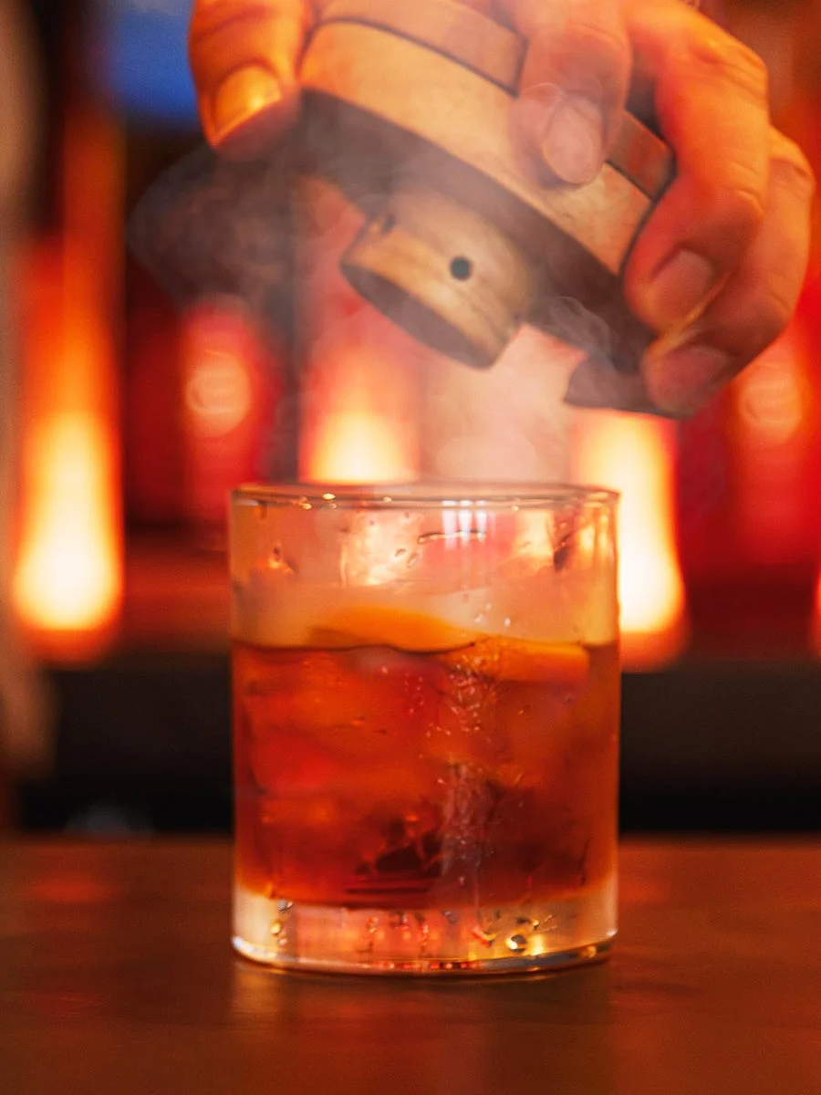 カクテル,スモーキーカクテル,バー,ドリンク,お酒,バーテンダー,ミクソロジー,夜,グラス,氷,煙