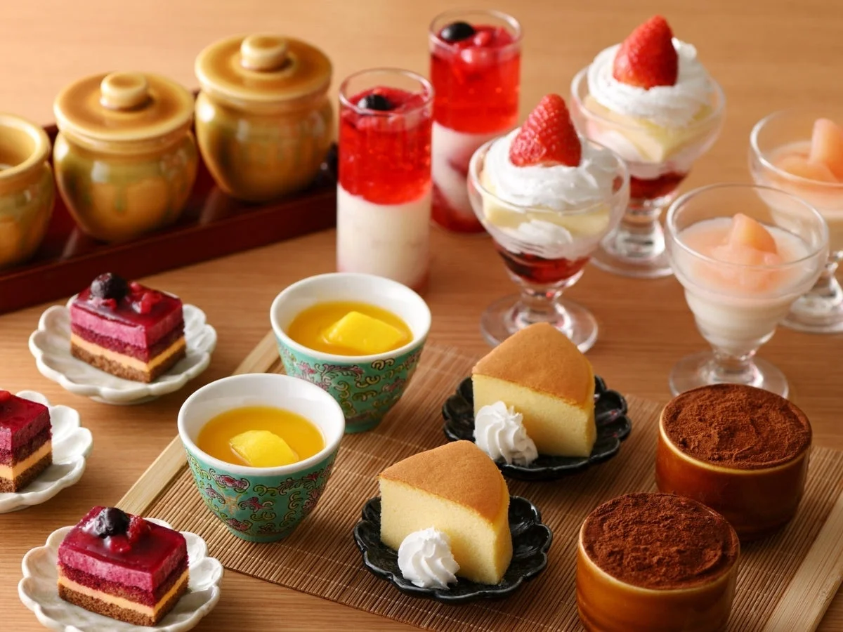 色とりどりのデザートの盛り合わせ