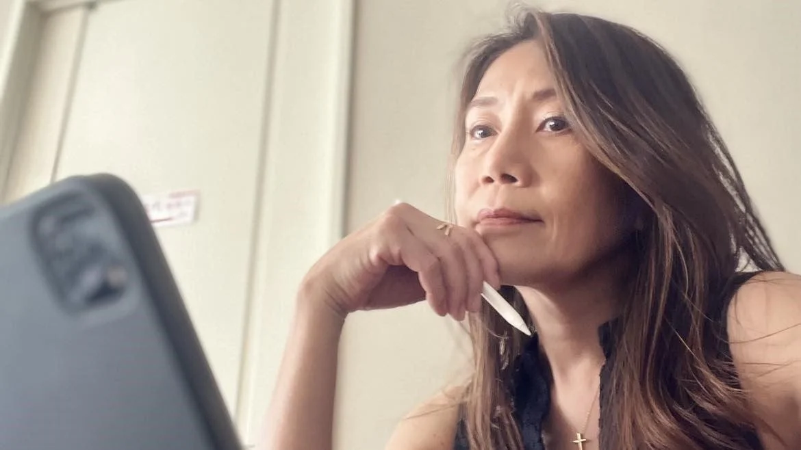 タブレットを見つめ、スタイラスを手に思案している白井くみ代氏