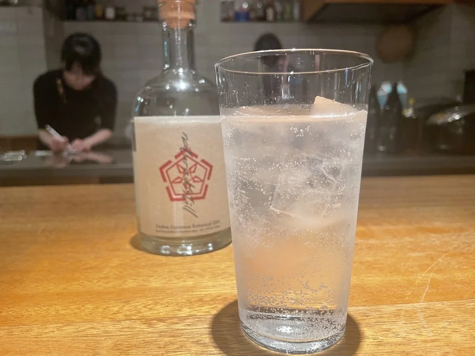 氷と泡が特徴的な飲み物と和風ジンボトル