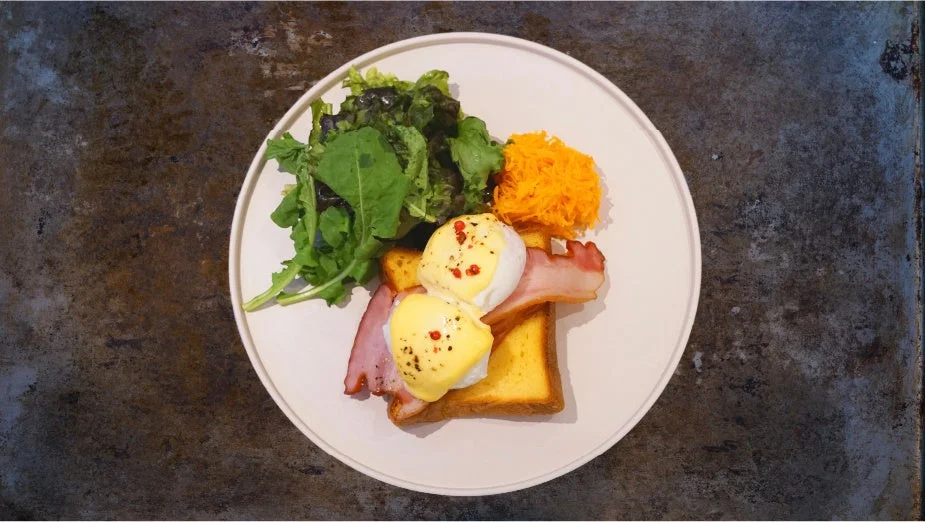 エッグベネディクト、朝食、ブランチ、洋食、卵料理、ベーコン、トースト、サラダ、ホランデーズソース、グルメ、料理、食事