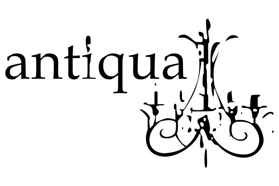 「antiqua」という文字と、シャンデリアのような装飾的なグラフィックが特徴の白黒ロゴデザインです。アンティークでエレガントな雰囲気を表現しています。