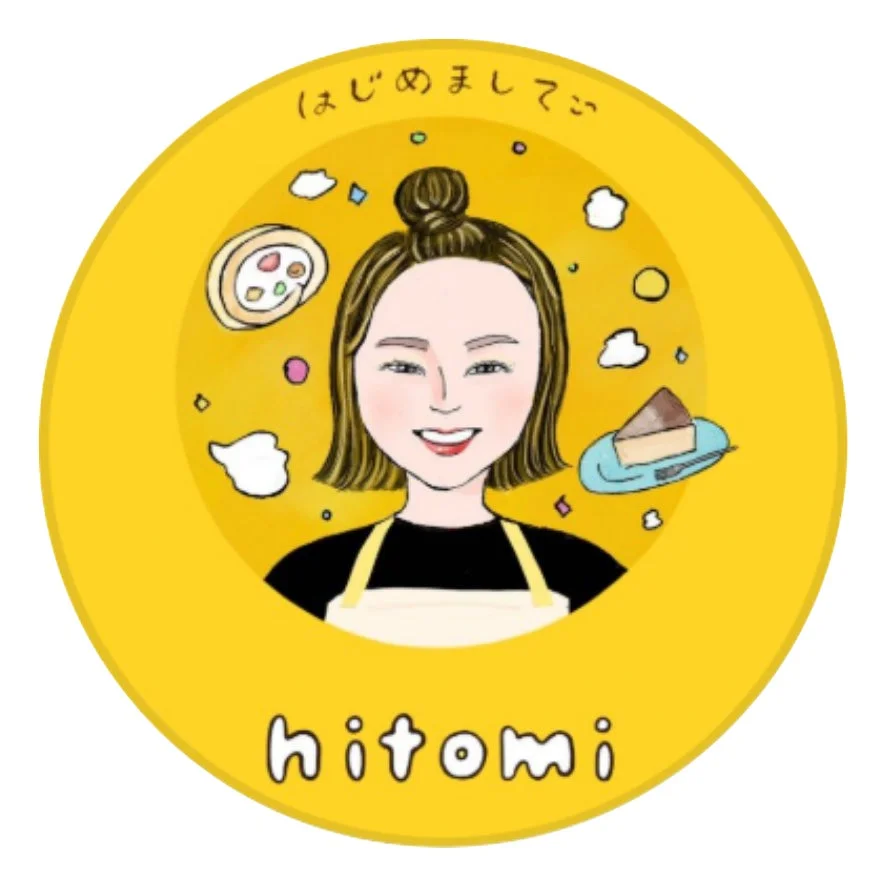 笑顔の女性がエプロン姿で描かれたイラスト、青木さん